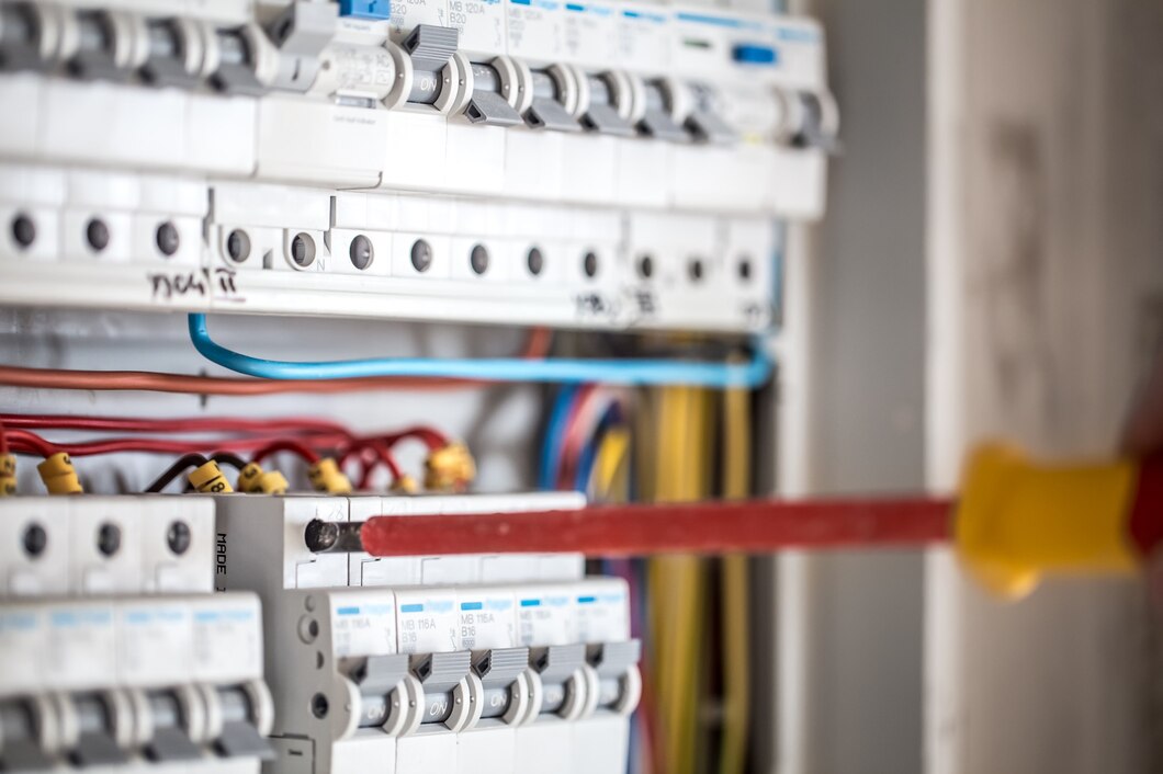 Jak wybrać odpowiednie urządzenia do instalacji elektrycznych w budynkach?